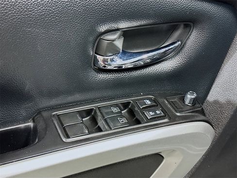 Used 2018 Nissan Titan SV image 18