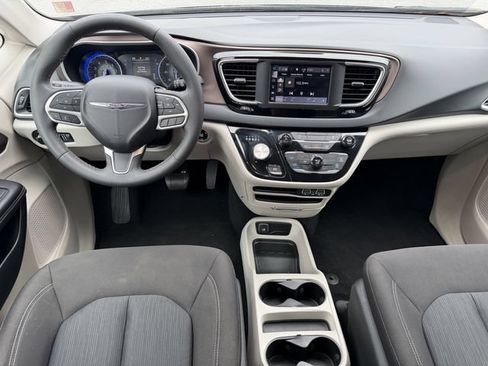 Used 2023 Chrysler Voyager LX FWD image 4