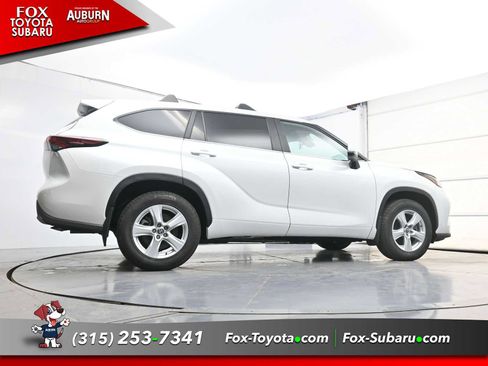 Used 2025 Toyota Highlander LE FWD image 19