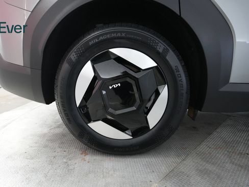 Used 2024 Kia EV9 Light Long Range RWD image 22