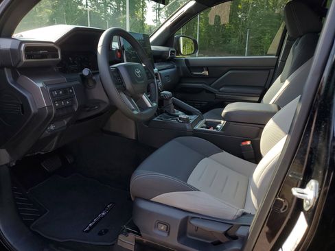 Used 2024 Toyota Tacoma TRD Off-Road AWD/4WD image 18