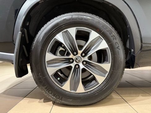 Used 2023 Toyota Highlander XLE FWD image 9