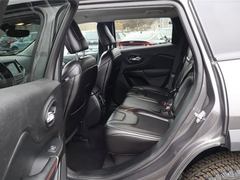 Used 2019 Jeep Cherokee Trailhawk image 24