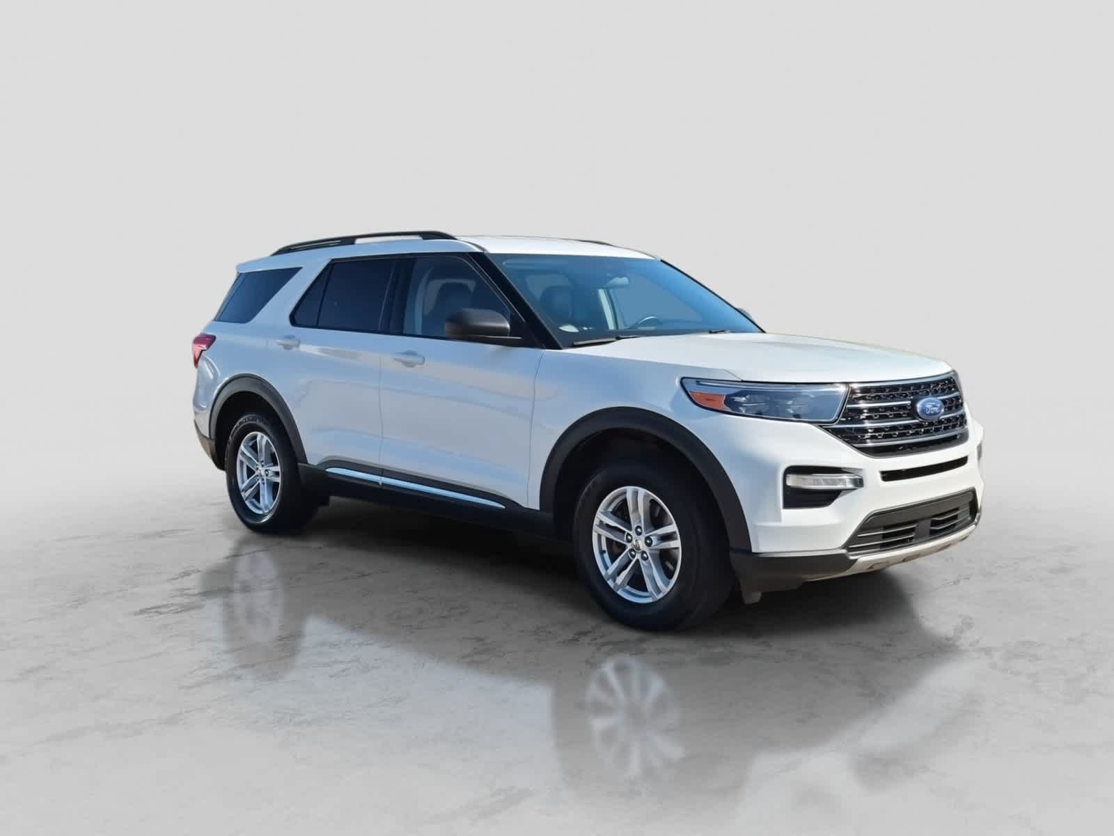 Used 2020 Ford Explorer XLT w/ Equipment Group 202A AWD/4WD image 2