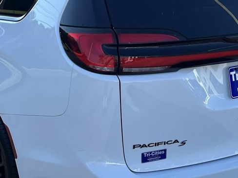 Used 2025 Chrysler Pacifica Limited FWD image 5
