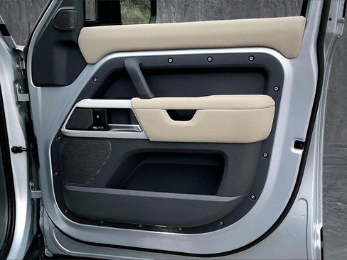 Used 2023 Land Rover Defender 110 SE image 27