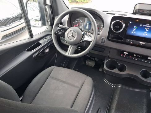 Used 2025 Mercedes-Benz Sprinter 2500 image 10
