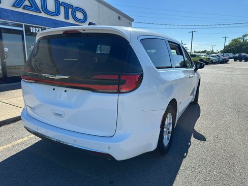 Used 2023 Chrysler Pacifica Touring-L FWD image 5