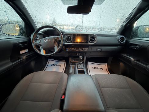 Used 2019 Toyota Tacoma TRD Off-Road image 2