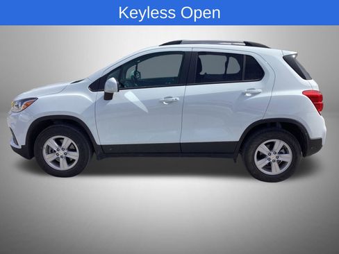 Used 2022 Chevrolet Trax LT w/ LT Convenience Package image 2