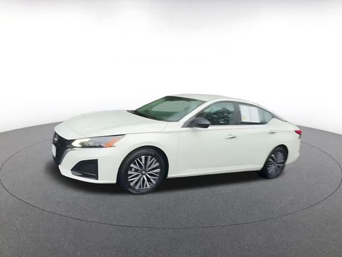 Used 2025 Nissan Altima 2.5 SV FWD image 8