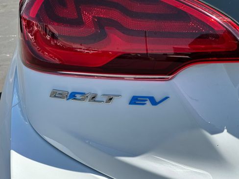Used 2020 Chevrolet Bolt Premier w/ Infotainment Package FWD image 38