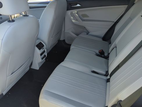 Certified 2022 Volkswagen Tiguan SE w/ Panoramic Sunroof Package image 17