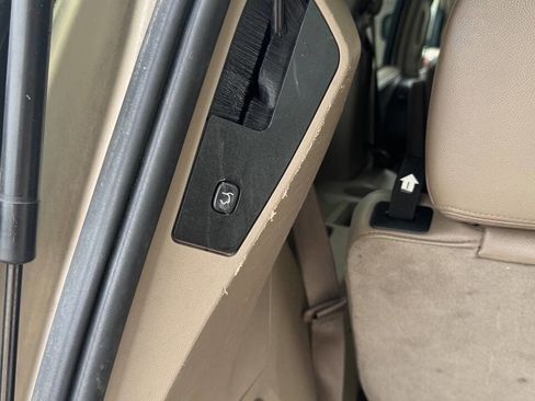 Used 2014 Chrysler Town & Country Touring FWD image 22