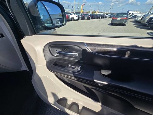 Used 2014 Chrysler Town & Country Touring-L w/ Driver Convenience Group image 47