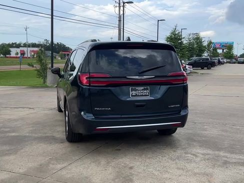 Used 2023 Chrysler Pacifica Limited image 5