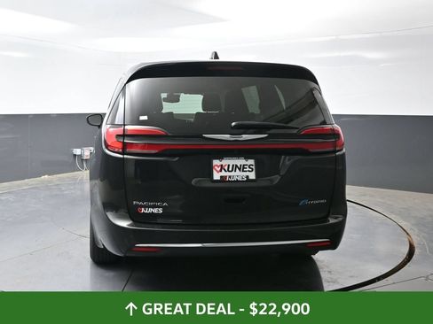 Used 2023 Chrysler Pacifica Touring-L FWD image 13