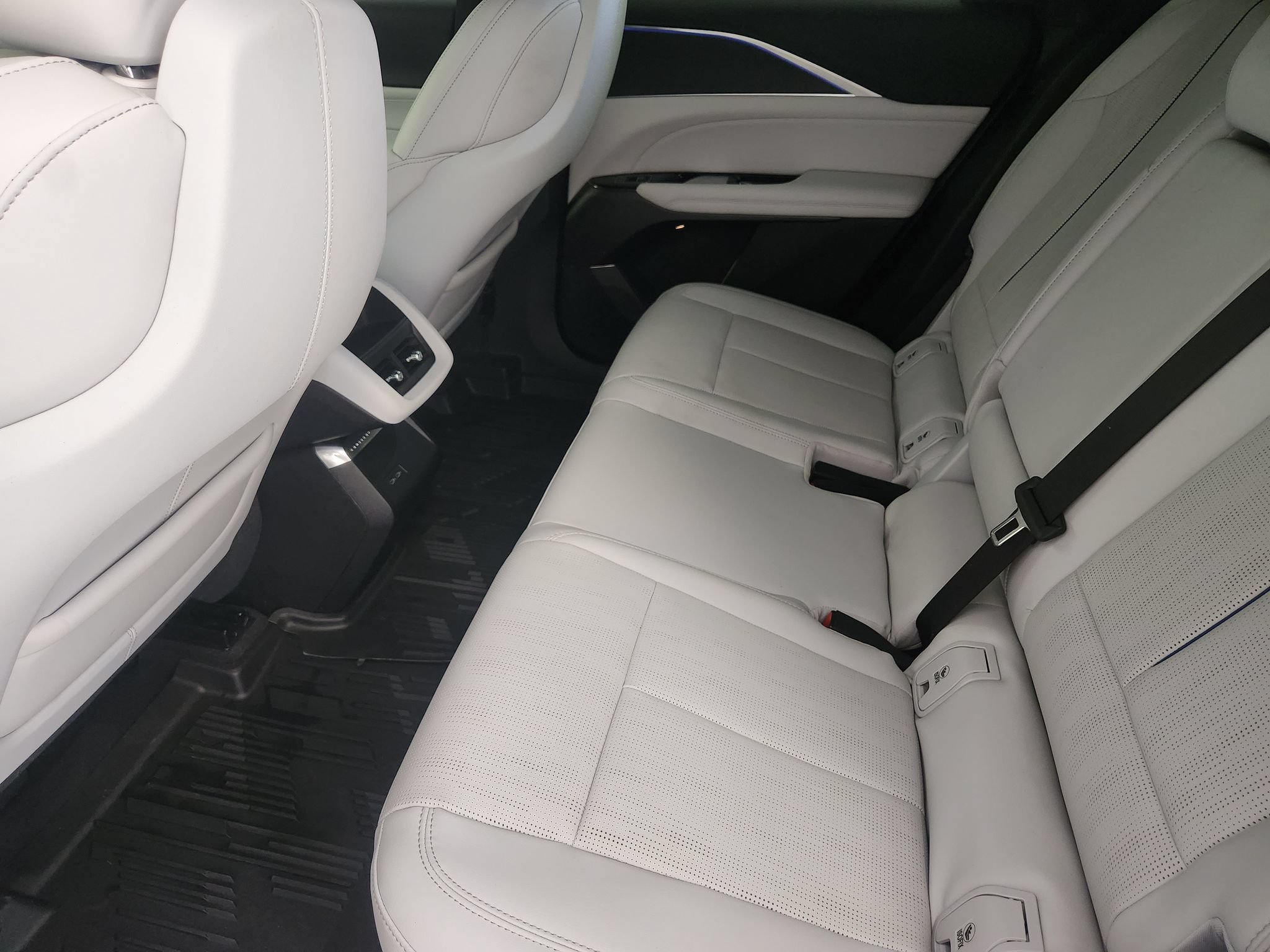 Used 2024 Cadillac Lyriq Luxury w/ LPO, Floor Liner Package RWD image 31