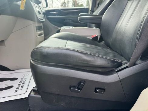 Used 2016 Chrysler Town & Country Touring image 14