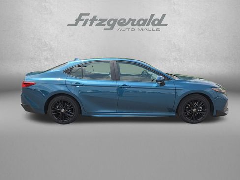 Used 2025 Toyota Camry SE FWD image 9