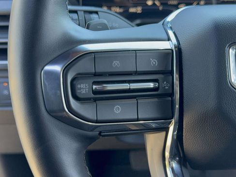 Used 2025 GMC Acadia Elevation image 16