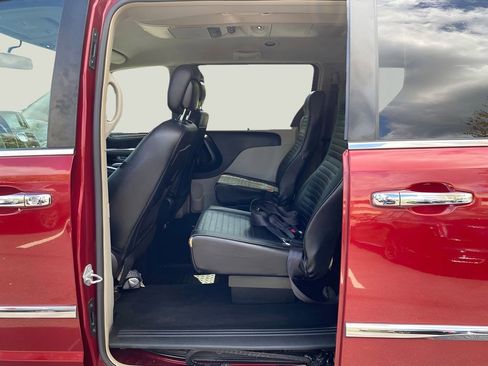 Used 2016 Chrysler Town & Country Touring w/ Driver Convenience Group FWD image 14