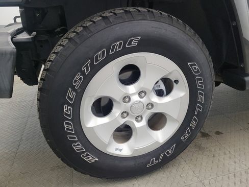 Used 2015 Jeep Wrangler Unlimited Sahara w/ Connectivity Group image 31