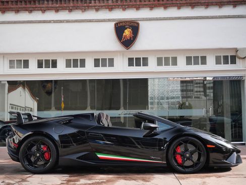 Used 2018 Lamborghini Huracan Performante image 2