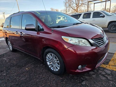 Used 2013 Toyota Sienna XLE image 1
