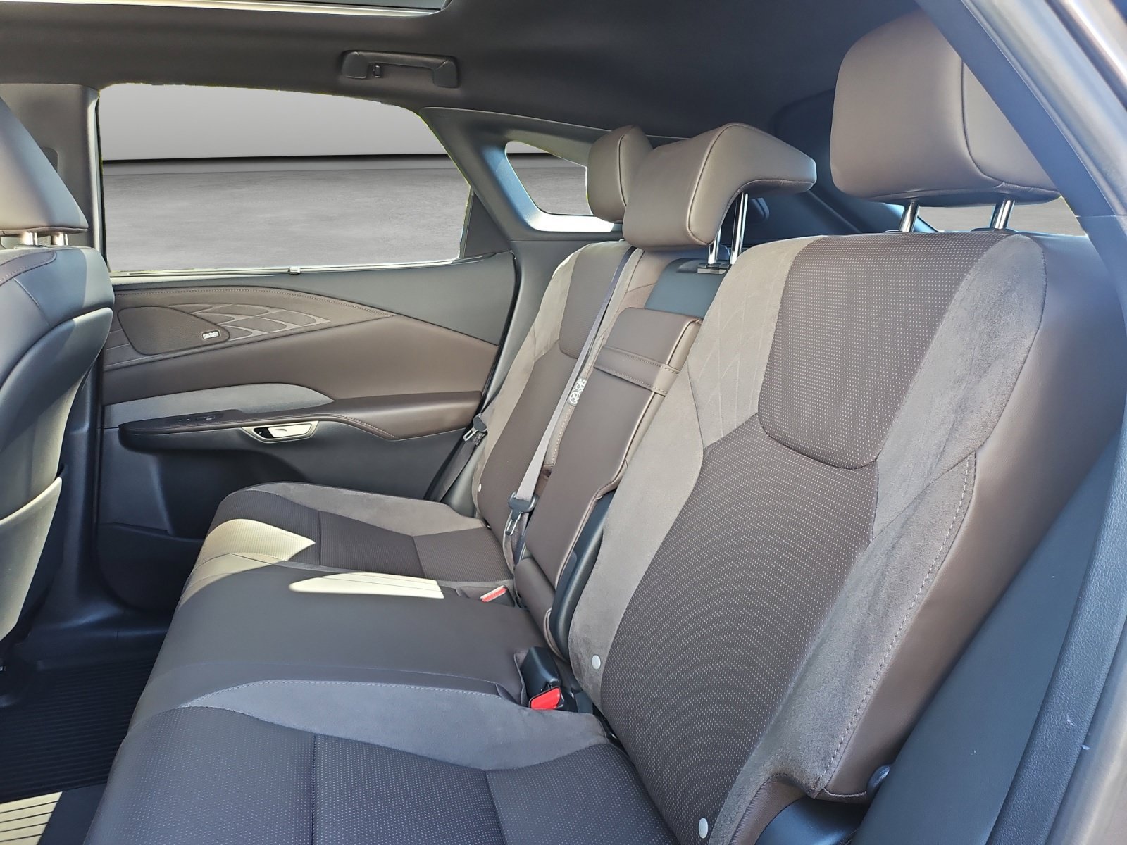 Used 2025 Lexus RX 450h AWD w/ Convenience Package image 43