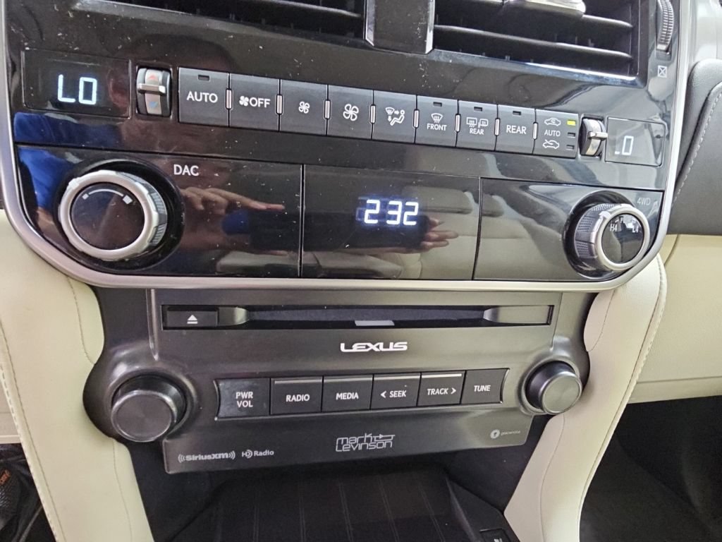 Used 2023 Lexus GX 460 Premium w/ Accessory Package AWD/4WD image 18