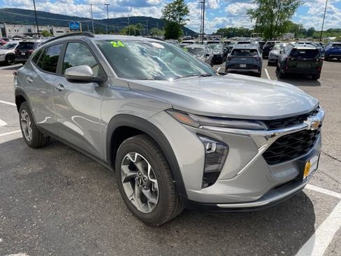 Used 2024 Chevrolet Trax LT FWD image 6