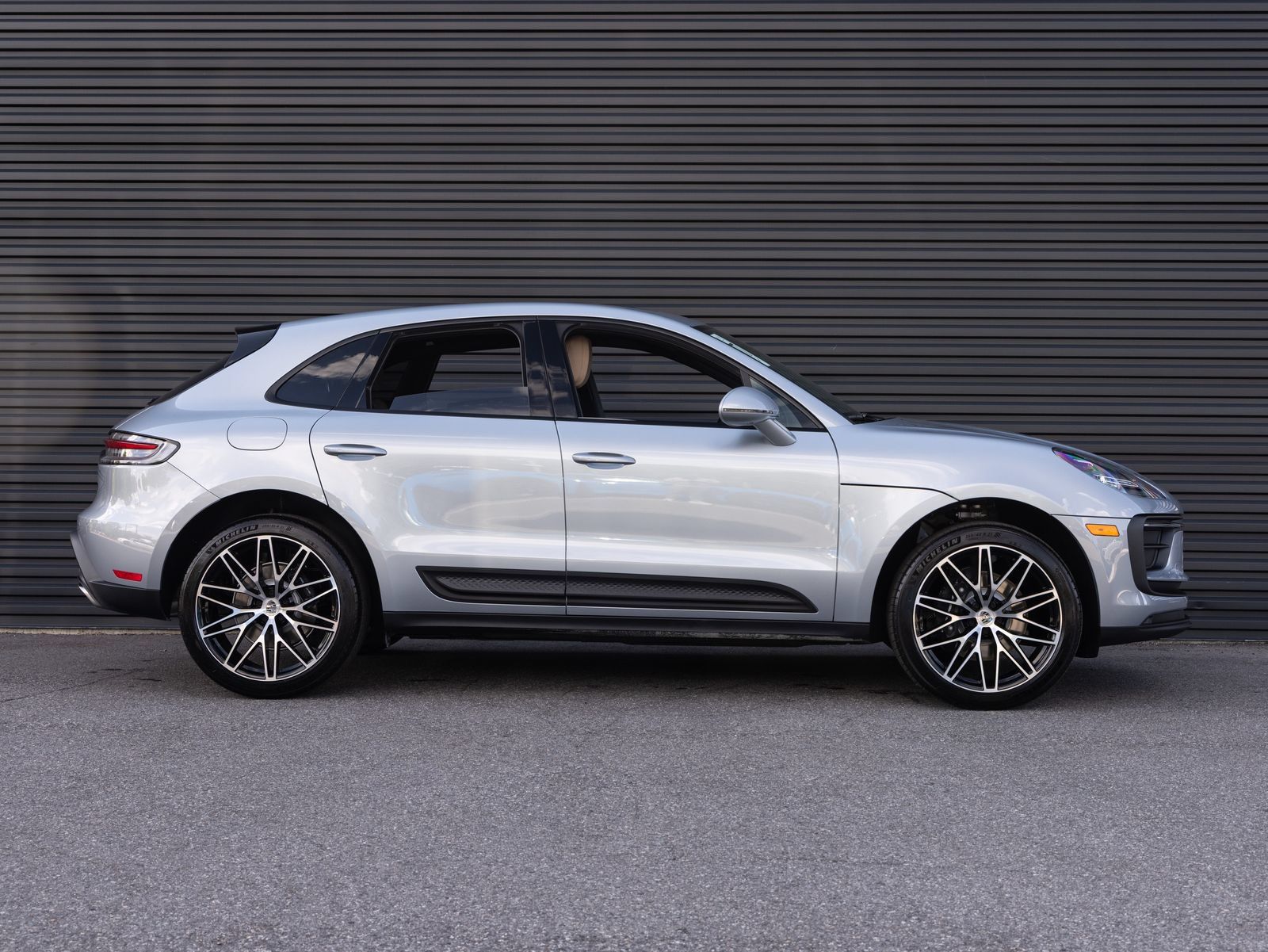 Certified 2026 Porsche Macan AWD/4WD image 8