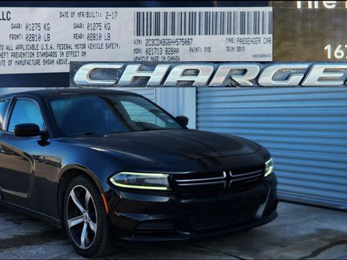 Used 2017 Dodge Charger SE RWD image 1