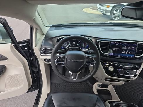 Used 2023 Chrysler Pacifica Touring-L FWD image 14