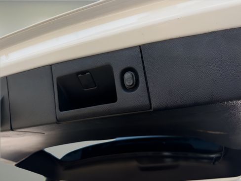 Used 2018 Chevrolet Suburban Premier AWD/4WD image 28