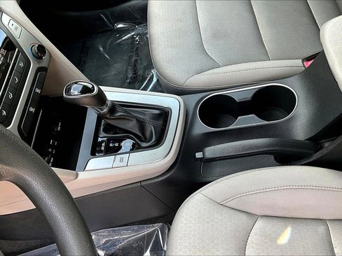 Used 2017 Hyundai Elantra SE image 17