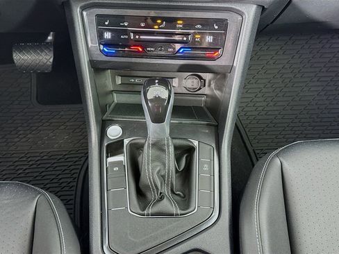 Used 2023 Volkswagen Tiguan SE image 34