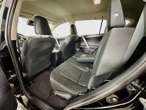 Used 2017 Toyota RAV4 LE FWD image 4
