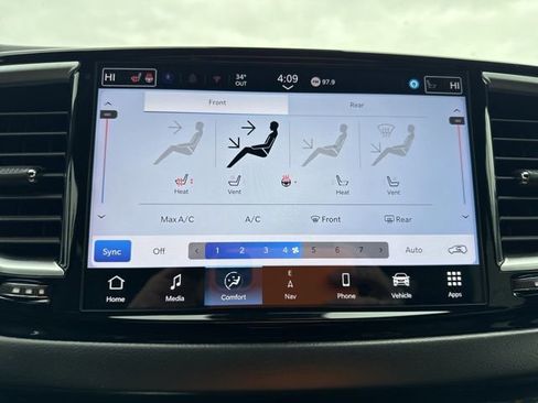 Used 2025 Chrysler Pacifica Limited image 29