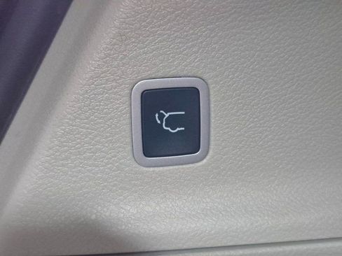 Used 2023 Chrysler Pacifica Touring-L image 25