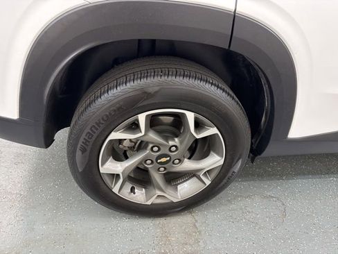 Used 2025 Chevrolet Trax LT w/ LT Convenience Package FWD image 9