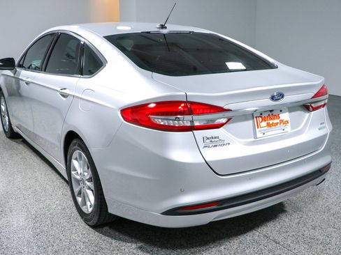 Used 2017 Ford Fusion SE w/ Fusion SE Technology Package FWD image 9