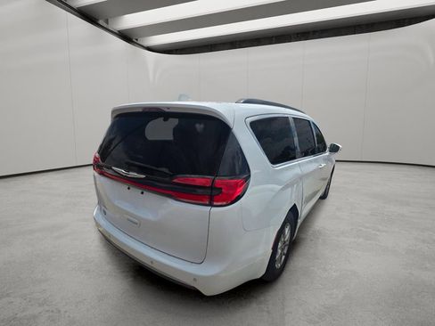 Used 2021 Chrysler Pacifica Touring FWD image 8