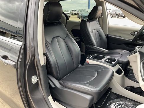 Used 2023 Chrysler Pacifica Touring-L FWD image 15
