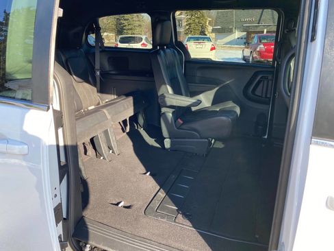 Used 2019 Dodge Grand Caravan SXT image 41