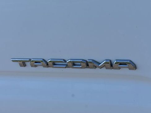 Used 2018 Toyota Tacoma TRD Off-Road AWD/4WD image 12