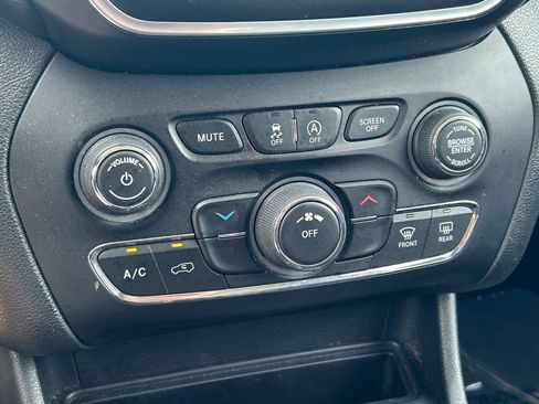 Used 2019 Jeep Cherokee Latitude w/ Popular Appearance Group FWD image 24