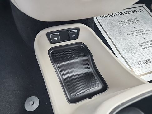 Used 2021 Chrysler Pacifica Touring-L FWD image 18