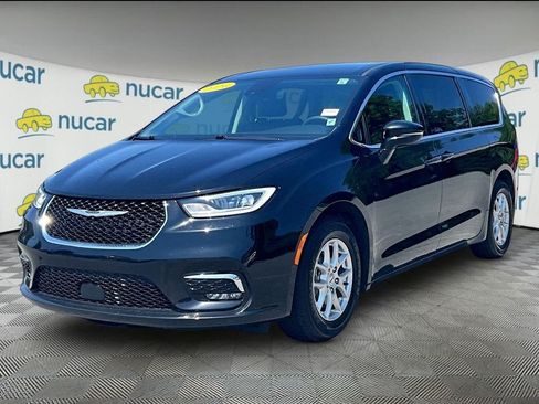 Used 2024 Chrysler Pacifica Touring-L FWD image 3